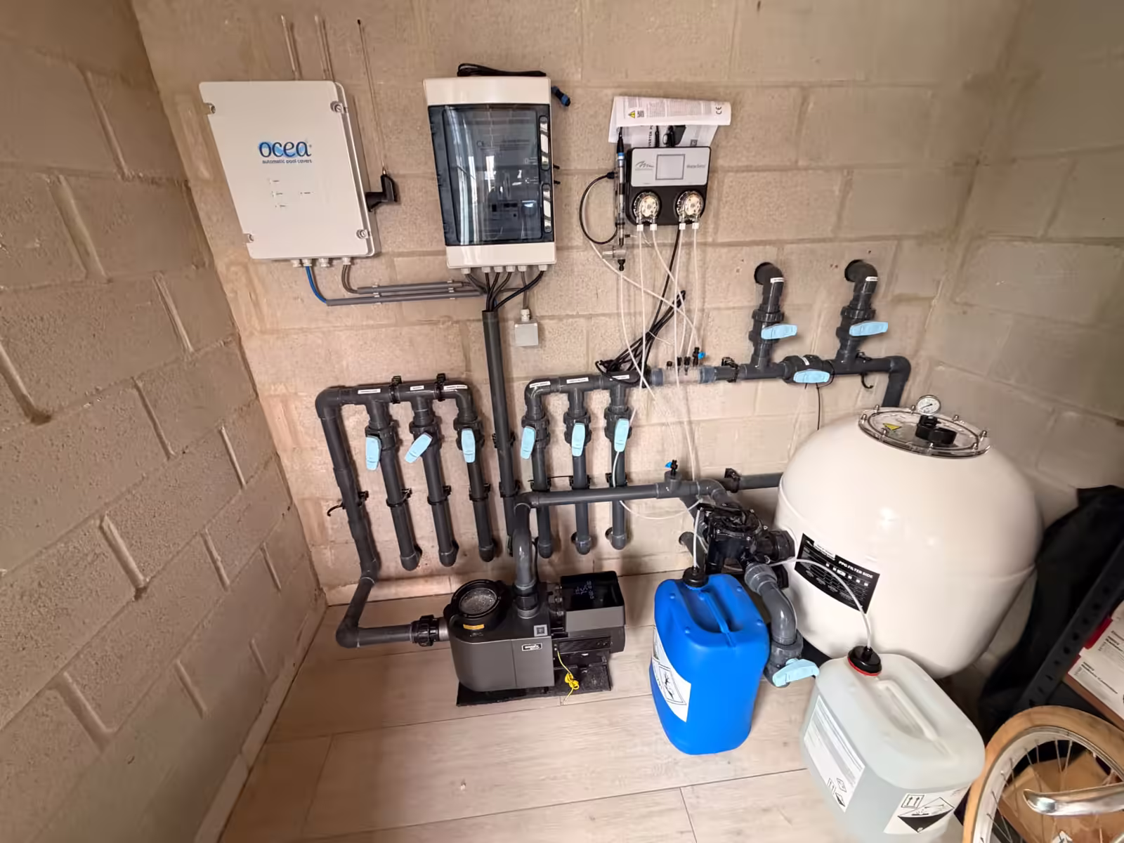 Technische ruimte in cellenbeton met OCEA-besturing, doseersysteem, zandfilter en zekeringkast