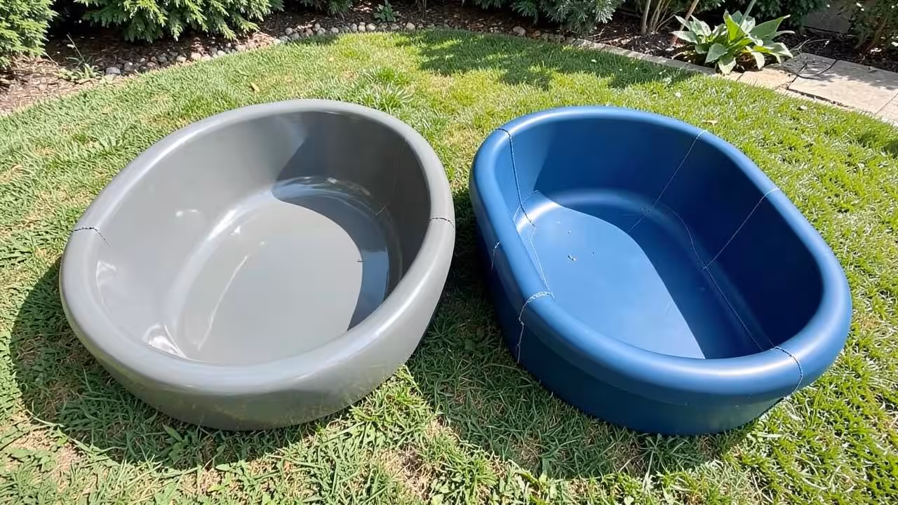 Een grijze polyester kuip en een blauwe polypropyleen kuip naast elkaar in een tuin