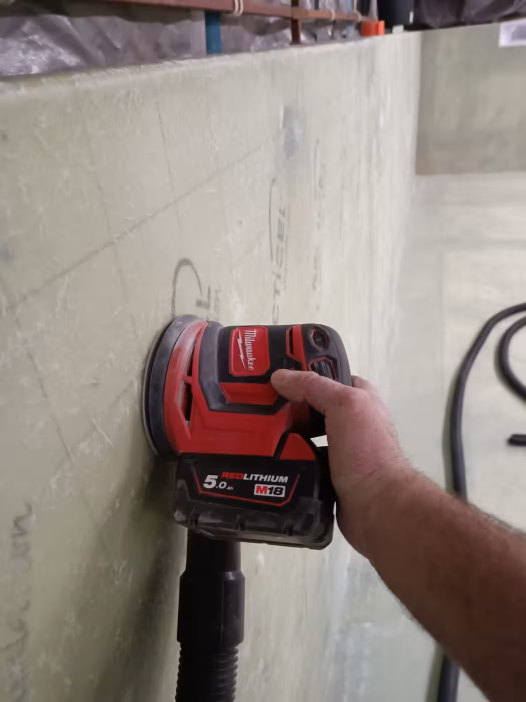 Machinaal schuren van de gepolyesterde zwembadwand