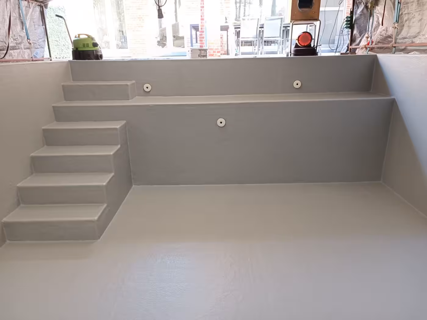 Afgewerkte trap en plage met inspuiters
