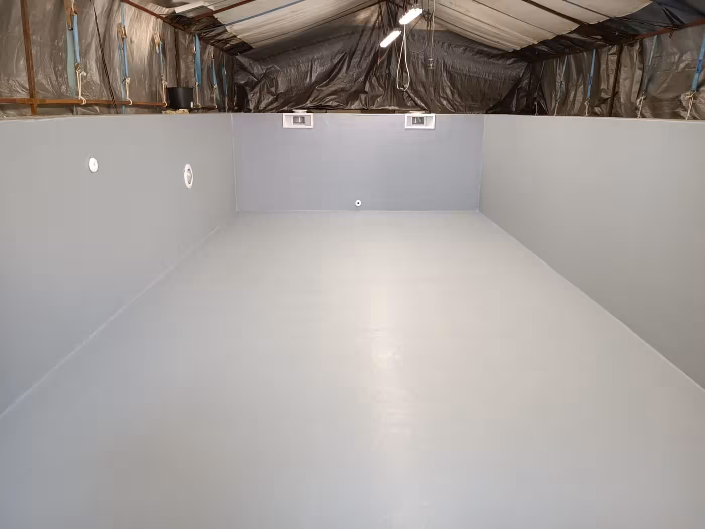 Strak afgewerkte wand met skimmers en inspuiter