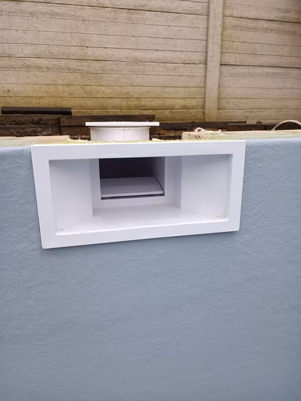 Detail van een afgewerkte skimmer in de topcoat