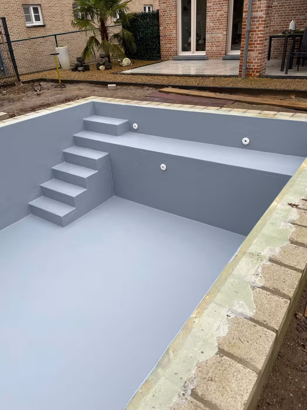 Close-up van de afgewerkte trap met inspuiters en plage