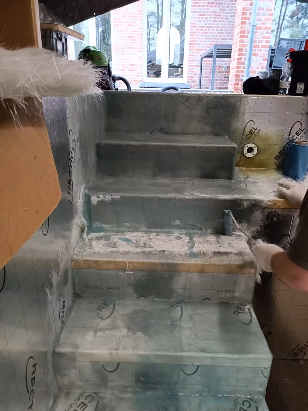 Polyester hars en glasvezelmat aanbrengen op de trap