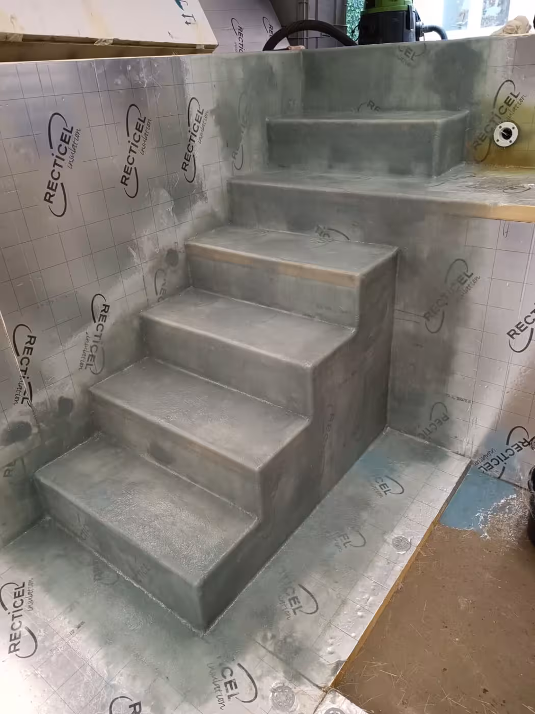 Afgewerkte polyester trap in de zwembadkuip