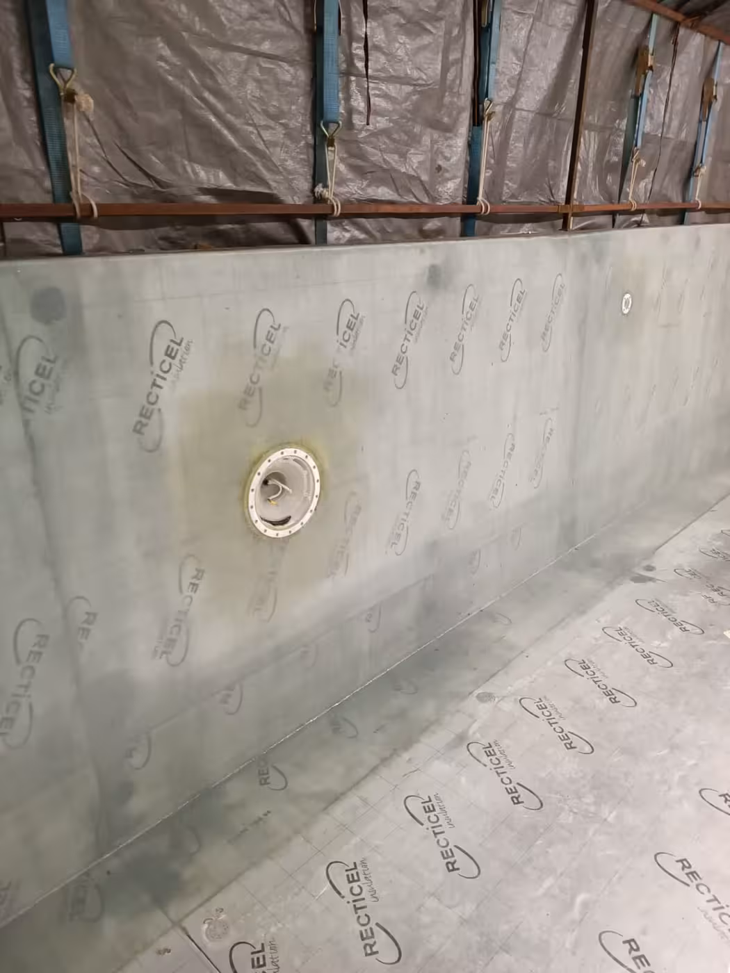 Lange zwembadwand met ingewerkte verlichtingsnis