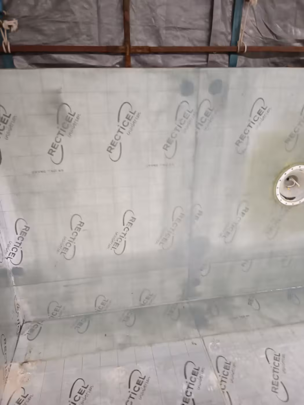 Detail van de gelamineerde wand en bodemaansluiting