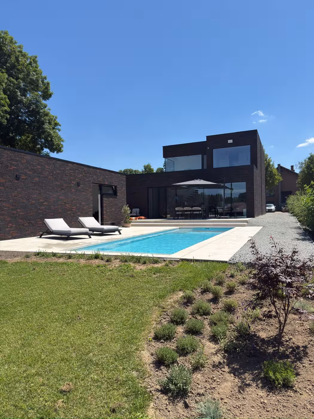 Overzicht van tuin, terras en zwembad