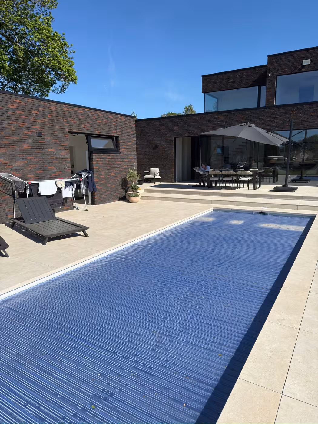 Zwembadrolluik met solar lamellen, dichtgerold